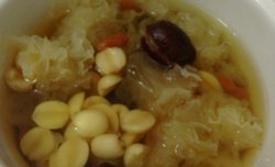 莲子银耳红枣枸几汤水