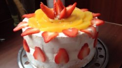 黄桃草莓生日蛋糕