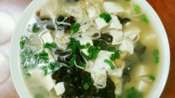 金针菇木耳豆腐汤