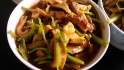 炒三丝（芹菜，香菇，豆腐干，猪肉丝）