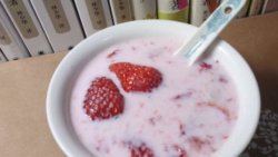 草莓季的尾声---小丸子的草莓牛奶