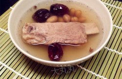 冬日煲汤-花生红枣排骨汤