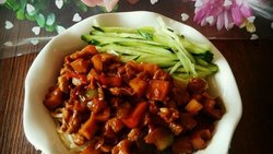 藕丁肉酱面