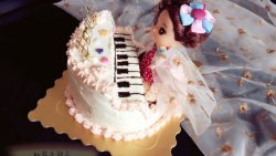钢琴娃娃生日蛋糕裱花蛋糕