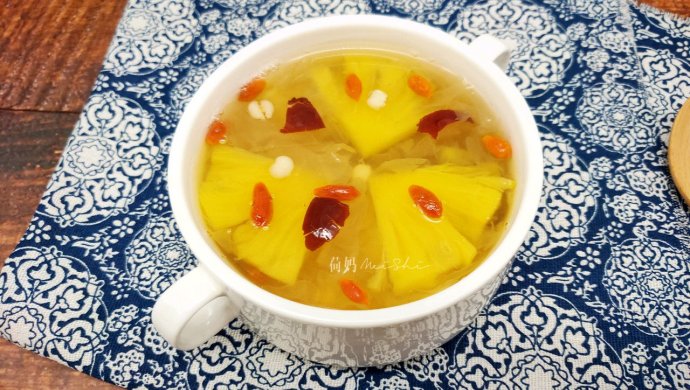 #春季减肥，边吃边瘦#  菠萝薏米银耳汤