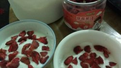 草莓干酸奶