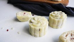 牛油果椰蓉冰皮月饼
