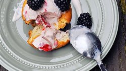 春暖花开季节里的休闲下午茶--草莓芝士冰淇淋蛋糕