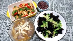 轻食两人餐：双椒鸡胸肉+清炒木耳西兰花+平菇蛋汤+杂粮饭
