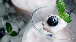 鸡尾酒酸奶蓝莓沙冰