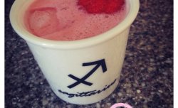 夏日冰饮草莓酸奶昔