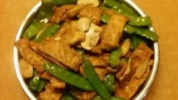 白蘑菇豌豆荚炒炸豆腐片