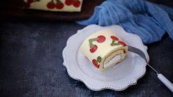 樱桃彩绘蛋糕卷