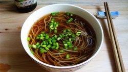 清淡简易小葱酱油面