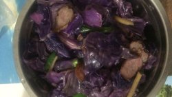 紫甘蓝炒脆皮肠