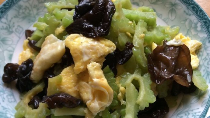 夏天当季菜-清热解毒的【苦瓜木耳炒鸡蛋】-【小丁家厨】