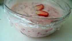 鲜草莓果粒酸奶（冰淇淋）