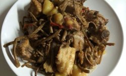 茶树菇土豆炖排骨