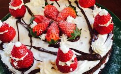 巧克力草莓稀奶油蛋糕
