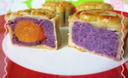 广式紫薯蛋黄月饼