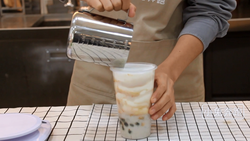喜茶首款热饮芋泥波波茶的做法——小兔奔跑奶茶教程