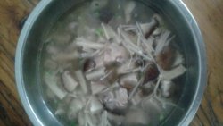 排骨香菇金针菇汤