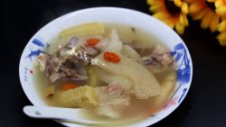 玉米清香竹荪排骨汤