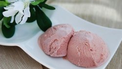 奶油草莓冰淇淋