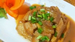 五花肉焖豆腐