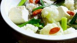 鲜鱼椰菜豆腐汤