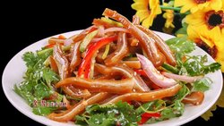 这道菜非常适合夏季吃, 下酒下饭皆适宜, 制作简单, 味道鲜