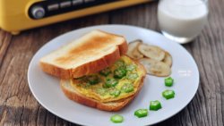 美好早晨：烤吐司+秋葵煎蛋