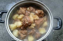 排骨炖土豆