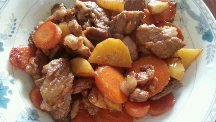 土豆胡萝卜炖猪前腿