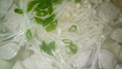 金针菇豆腐鱼丸汤