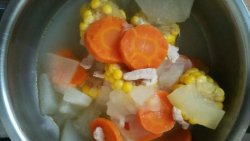 冬瓜红萝卜玉米瘦肉汤