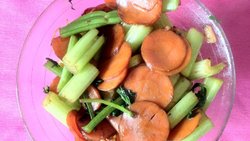 王枪枪爱心美食特意为你做的之--芹菜炒胡萝卜（谁能想个好听的