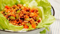 风靡美国的中国家常菜：嫩滑鸡肉生菜卷