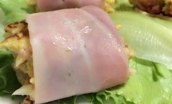 鸡蛋蔬菜火腿卷和火腿鸡蛋蔬菜三明治