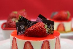 如何在家轻松打造人气西饼店的招牌甜品 --- 香草慕斯草莓巧克力蛋糕