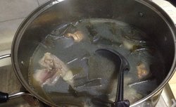 超级鲜美的私房海带排骨汤