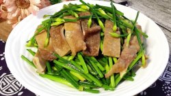 韭菜花烩炒猪肚