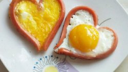 早餐一一爱心煎鸡蛋。