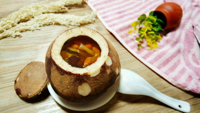 超美味原只椰子炖瘦肉汤（附手动开椰子盖）