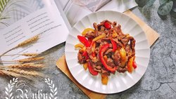 色彩鲜亮饱满的彩椒牛柳