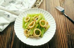 芹菜炒鱿鱼圈