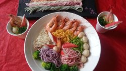 五彩蔬菜鲜虾鱼丸面