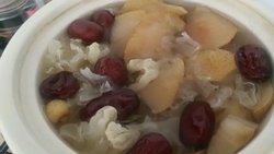 冰糖雪梨银耳红枣莲子糖水