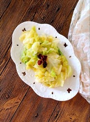 夏季清爽的凉拌包菜