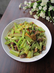 芹菜炒牛肉